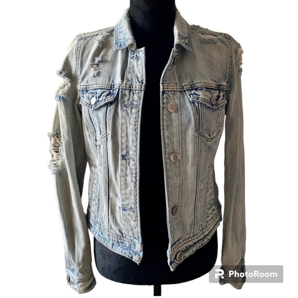 • distressed jean jacket •